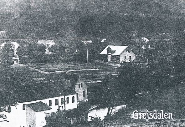 Grunnet mølle: Den blev oprettet som stolefabrik i 1872 – 1907. Derefter byggede Store Grundet møllen om til et lille jævnstrømsværk. I bygningerne har der i 60-erne været flaskegasdepot, senere ændret til boliger. Siden 2000 har der været et reklamebureau i elværket.