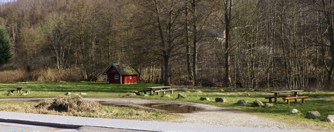 Engen som den ser ud i dag, men borde/bænke og et bålsted